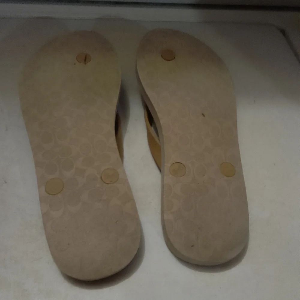 Woman's Coach Classic‎ Flip Flop Amel Signature C Logo Gold Tone Bow Accent 5/6